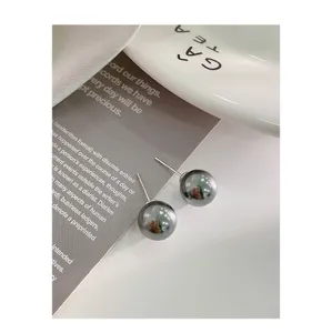 Zarte S925 Sterlingsilber dunkle Perle Ohrstecker, minimalistisches schickes Design für Alltag.