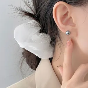 Elegante dunkelgraue Perlen Ohrstecker fuer Damen, minimalistisches Silber Schmuck Stueck.