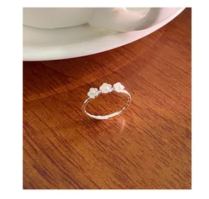Bague ouverte en argent S925 trois perles fleurs, magnifique vue de détail élégante.