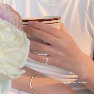 Bague ouverte fleur de perle douce en argent sterling S925, élégante et confortable.