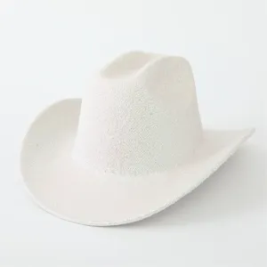 Nahaufnahme Detailansicht der schimmernden weißen Pailletten Cowboyhut Textur und breiten Krempe.