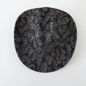 Vista detallada del sombrero de jazz con calavera negra, mostrando detalles con purpurina.