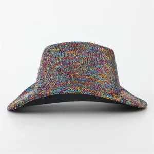 Detailansicht der bunten Pailletten Fedora Mütze, Vintage Stil mit breiter Krempe.