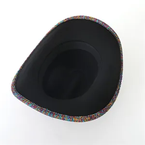Detaillierte Ansicht des eleganten schwarzen Cowboyhutes mit bunten Pailletten im Ethno-Stil.