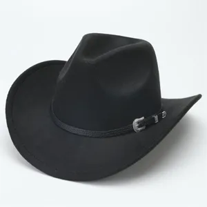 Classico cappello da cowboy western in feltro di lana nera con cintura in pelle e fibbia d'argento.