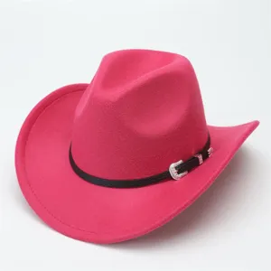 Cappello da cowboy western in feltro di lana rosa con cintura nera e fibbia, dettaglio.