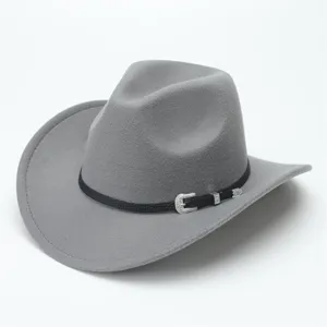 Classico cappello da cowboy western in feltro grigio con cintura nera e fibbia argentata.