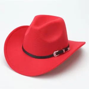 Vista dettagliata del cappello da cowboy rosso con fascia in pelle nera e fibbia.