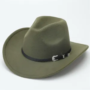 Cappello da cowboy in feltro verde oliva vista dettaglio con cintura nera e fibbia argentata.