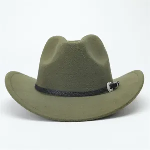 Vista dettagliata del cappello da cowboy western in feltro verde oliva con cintura in pelle.