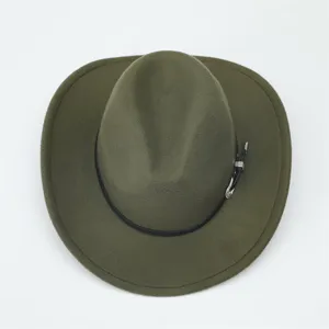 Vista ravvicinata dettagliata di un cappello in feltro verde scuro con cintura nera.