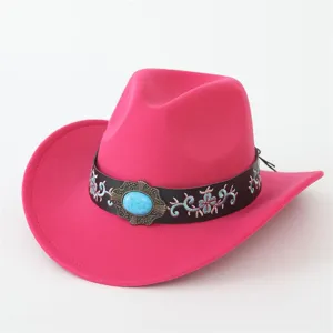 Nahaufnahme des pinken Western-Cowboyhuts mit besticktem Band und türkisfarbenem Schmuckstück.