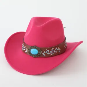 Rosa Filz Western Cowboy Hut mit braunem bestickten Gürtel und Türkis Stein Schnalle.