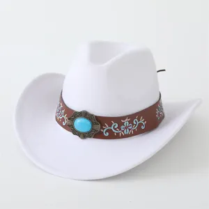 Detailansicht des weißen Western-Cowboyhuts mit braunem Lederband, Türkisstein und blauer Stickerei.