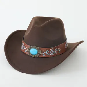 Klassischer brauner Western-Cowboyhut mit Türkis-Schnalle und blauer Blumenstickerei.