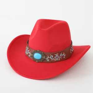 Roter Filz-Western-Cowboyhut mit braunem bestickten Lederband und Türkis-Schnalle.