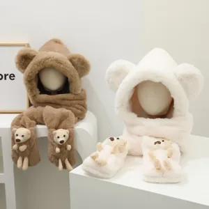 Vista de detalle de bufanda con capucha de oso de peluche, accesorio de invierno cálido.