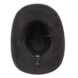 Detaillierte Ansicht des inneren schwarzen Western-Cowboyhutes mit verstellbarem Kinnriemen.