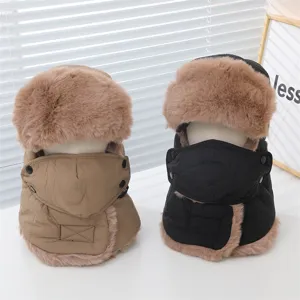 Dettaglio del cappello da trapper invernale con paraorecchie in peluche e maschera integrata.