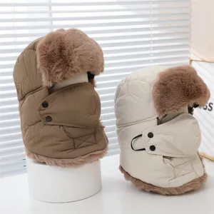 Dettaglio del cappello invernale da trapper con morbida pelliccia sintetica e maschera viso regolabile.