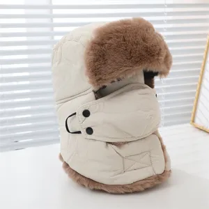 Dettaglio colbacco invernale beige, cappello antivento con pelliccia ecologica e mascherina.