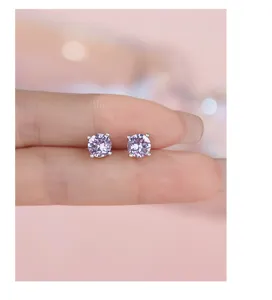 Gros plan détaillé de boucles d'oreilles en argent sterling zircon violet, beau bijou fin.