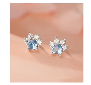 Nahaufnahme Detail der Katzenpfote Ohrstecker aus Sterlingsilber mit blauen Zirkonia Steinen.