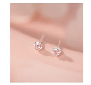 Detailaufnahme von S999 Silber rosa Kristall Ohrringen, minimalistischer feiner Schmuck.