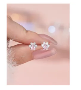 Filigrane Katzenpfote Zirkonia Ohrstecker Detailansicht mit einem zarten rosa Design.