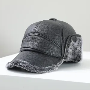 Vista detallada de gorra de béisbol de cuero cálido con orejeras y forro de felpa gruesa.