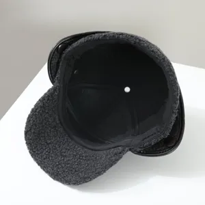 Gorro de invierno calido de forro polar con orejeras y visera de cuero para exterior.