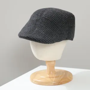 Vue détaillée de la casquette plate en coton gris foncé pour homme, bonnet chaud d'hiver.
