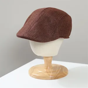 Dettaglio del berretto piatto marrone traspirante, cappello classico retrò per protezione solare.