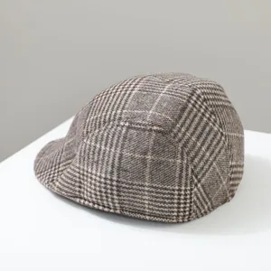 Gros plan sur la texture du béret écossais classique, montrant un tissu en coton de qualité.