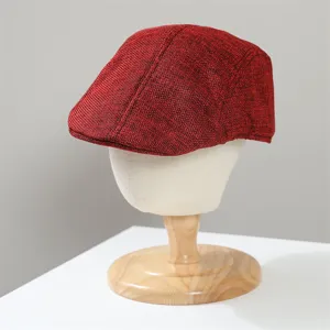 Primo piano dettagliato del tessuto traspirante del berretto rosso con trama fine e forma.