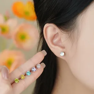 Belles boucles d'oreilles argent 999 zirconiums colorés, style minimaliste élégant.