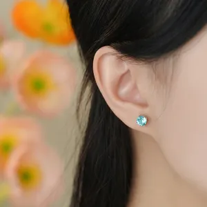 Élégantes boucles d'oreilles clous en argent S999 zircon bleu, bijoux chic minimalistes.