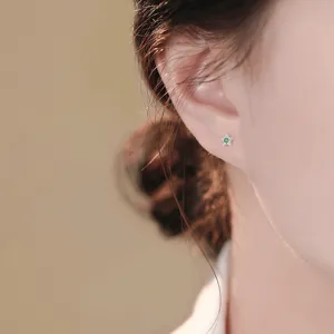 Silberne Stern Ohrstecker mit grünem Zirkonia, süßer und einzigartiger Schmuck für Frauen.