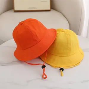 Kinder Sonnenhut Detail mit leuchtend orange und gelben Baumwoll Hüten mit verstellbarem Kinnriemen.