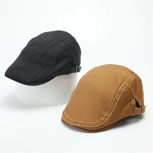 Gedetailleerd overzicht van retro platte pet, katoenmix met gesp, casual stijl.