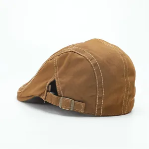 Retro bruine platte pet voor dames en heren, klassieke stijlvolle baret met metalen gesp.