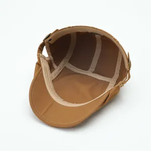 Bruine vintage platte pet voor heren en dames, klassieke retro baret met binnenvoeringdetails.