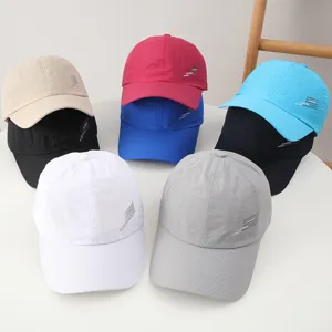 Detailansicht schnelltrocknender, atmungsaktiver Baseballcaps in mehreren Farben für den Sommer.