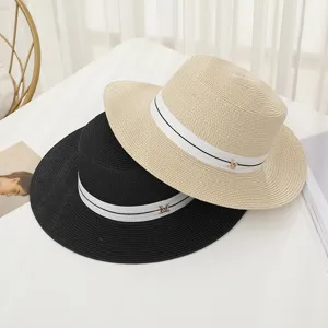 Chapeau de Paille d'Été pour Femmes Canotier à Bord Plat Large Protection Solaire Chapeau de Plage Élégant Style Britannique Ruban Lettre