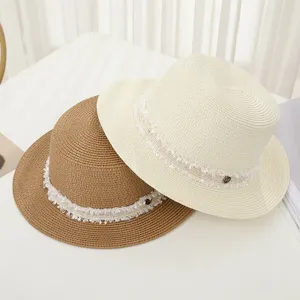 Chapeau de paille plat pour femme avec dentelle et charm en métal M, protection solaire élégante.