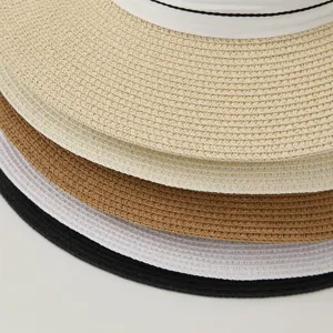 Detail de chapeau de paille d'ete pour femme montrant des variants colores empiles.