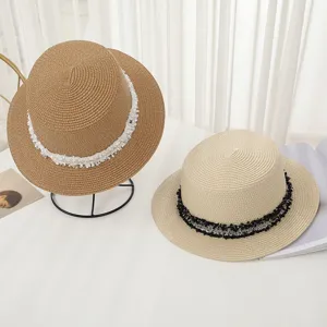 Chapeau de paille plat d'ete pour femme avec ruban en dentelle, elegante chapeau de soleil.