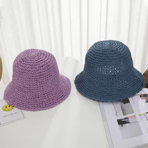 Primo piano dettagliato di cappelli da pescatore in paglia viola e blu, stile estivo.
