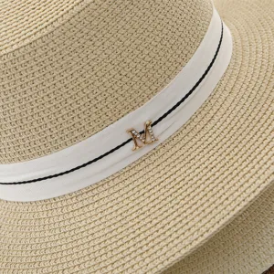 Vue détaillée chapeau de paille femme été avec ruban blanc et lettre M en strass.