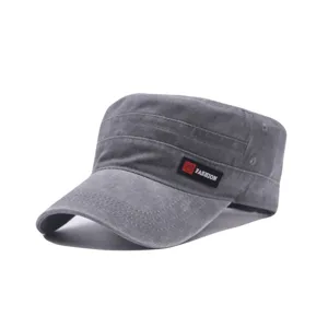 Dettaglio berretto piatto lavato grigio, vista etichetta laterale cappello militare.